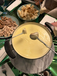 Una foto de Fondue de quesos con cerdo y pollo a taquitos