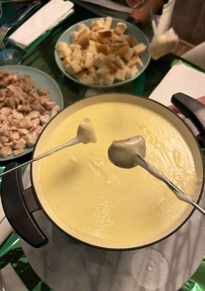 Una foto de Fondue de quesos con cerdo y pollo a taquitos