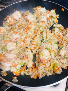 Una foto de Arroz Frito con Camarones Tipo Chino