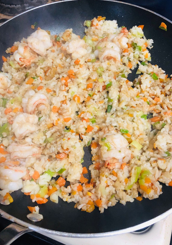 Una foto de Arroz Frito con Camarones Tipo Chino