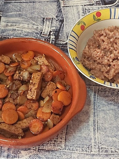 Una foto de Tofu marinado y arroz marrón