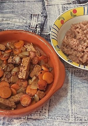 Una foto de Tofu marinado y arroz marrón