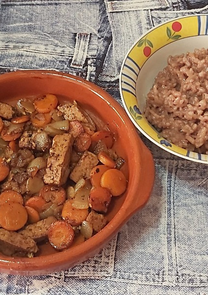 Una foto de Tofu marinado y arroz marrón