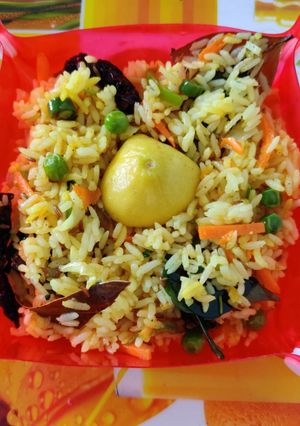 A picture of Yellow pulao.