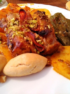 Una foto de Lomo especiado con calabaza y pistachos
