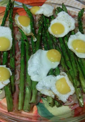 Una foto de Espárragos con huevos