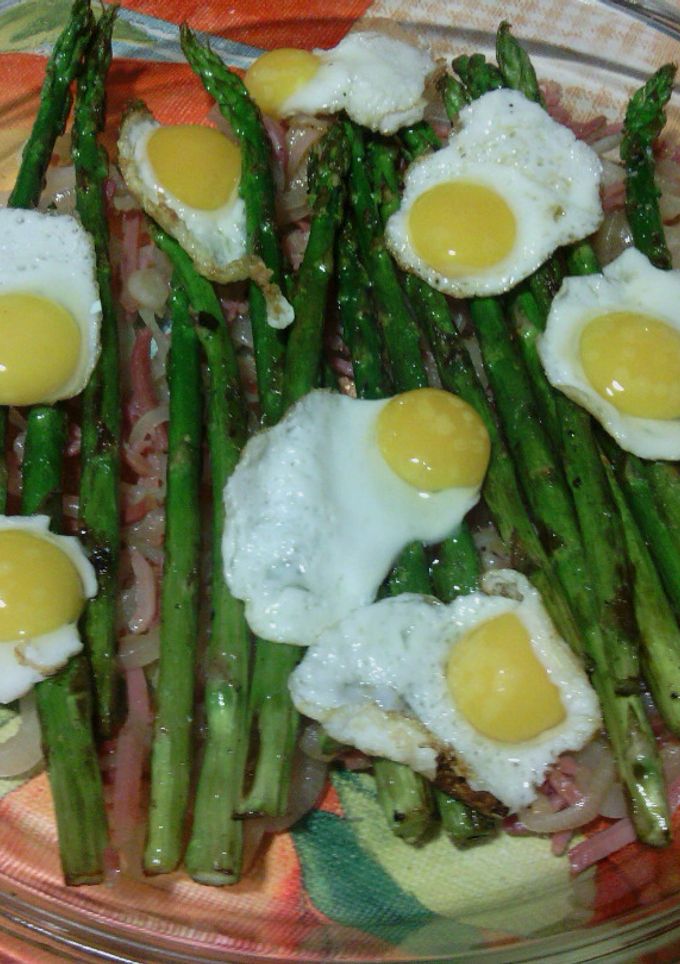 Una foto de Espárragos con huevos