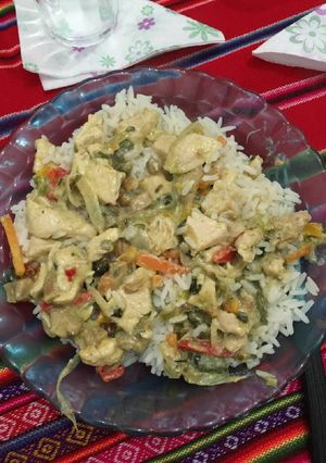Una foto de Pollo salteado en colchón de arroz
