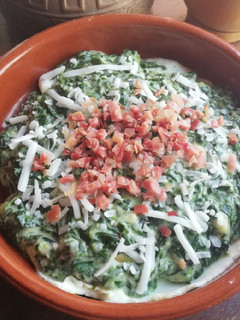 Una foto de Huevos a la plancha con bechamel de espinacas