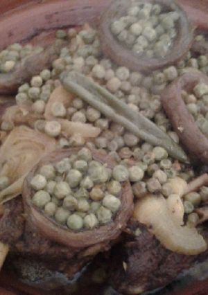 صورة لوصفة طاجين لحم الغنم بالقوق والجلبانة (البازيلا)