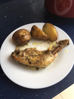 Una foto de Muslos de pollo asados con hierbas aromáticas y papas (Crockpot)