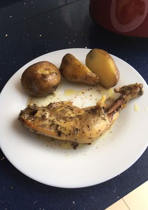 Foto principal de Muslos de pollo asados con hierbas aromáticas y papas (Crockpot)