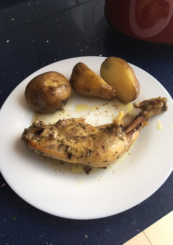 Una foto de Muslos de pollo asados con hierbas aromáticas y papas (Crockpot)