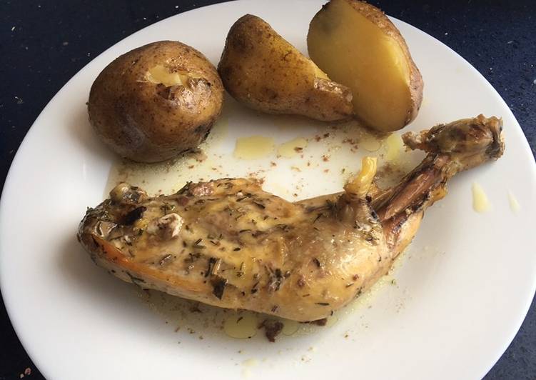 Muslos de pollo asados con hierbas aromáticas y papas (Crockpot)