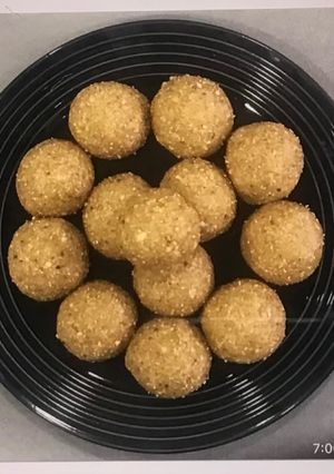 A picture of Flattened Rice (Poha) Ladoos.