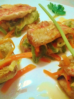 Una foto de Salmonetes fritos rellenos de verduras variadas