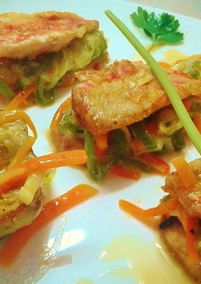 Una foto de Salmonetes fritos rellenos de verduras variadas