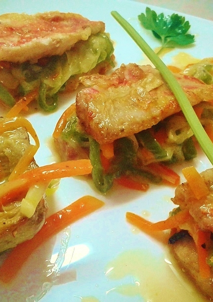 Una foto de Salmonetes fritos rellenos de verduras variadas