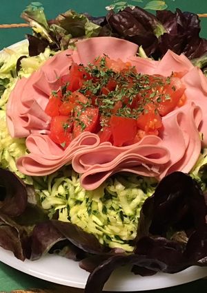 Une photo de Salade de feuille de chêne aux tomates, courgettes et mortadelle de Bologne