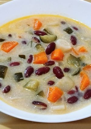 Kovászos uborkás bableves recept fotója
