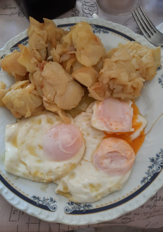 Una foto de Patatas al ajo cabañil