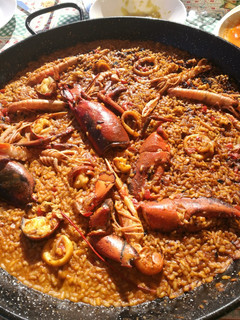 Una foto de Arroz con bogavante, cigalas y calamar