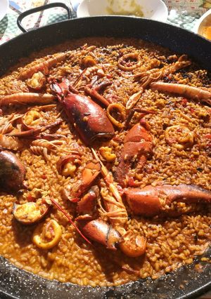 Una foto de Arroz con bogavante, cigalas y calamar