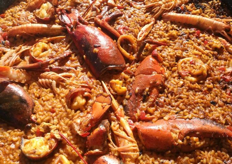 Arroz con bogavante, cigalas y calamar