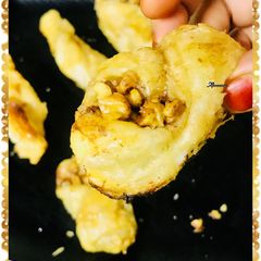 A picture of Walnuts stuffed puff pastries with dash of cinnamon.