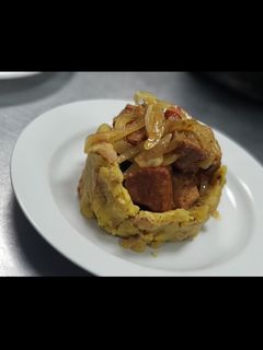 Una foto de Mofongo con Carne Frita bañada en un Escabeche