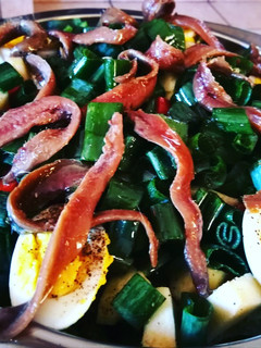 Una foto de Ensalada con hortalizas, huevos y anchoas