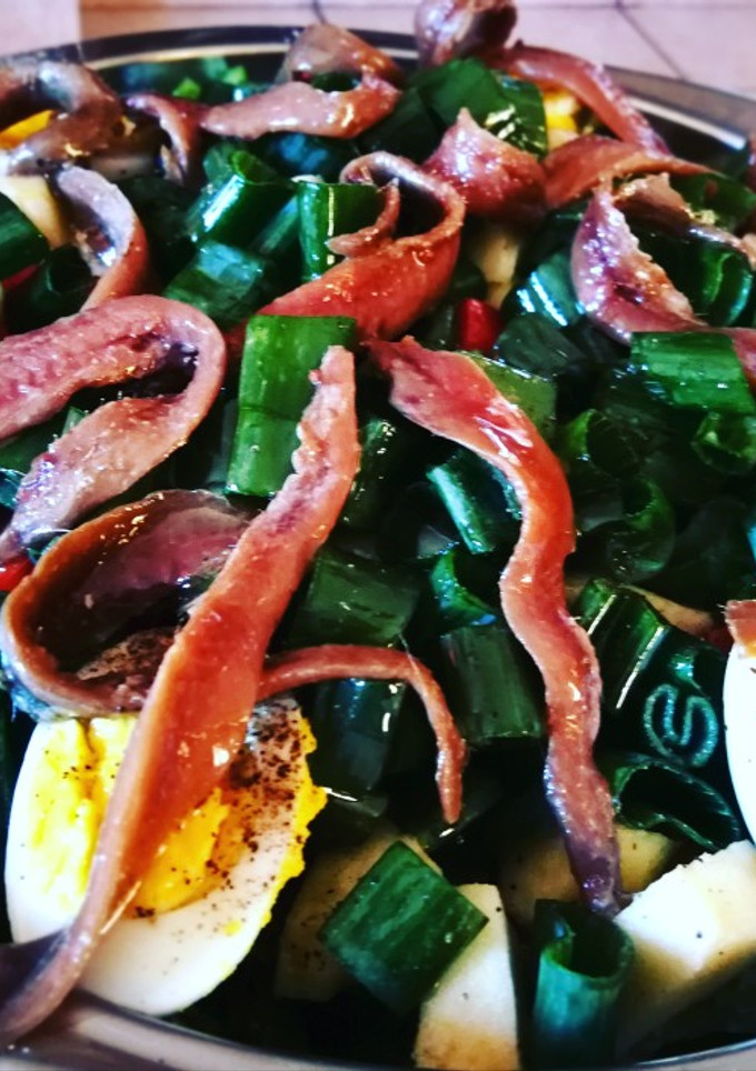 Una foto de Ensalada con hortalizas, huevos y anchoas