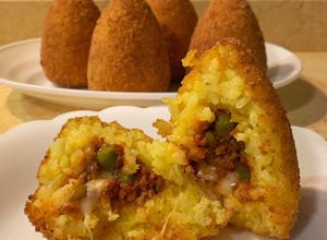 Foto di Arancini o Arancine di riso classici