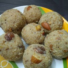 A picture of Rava laddu.