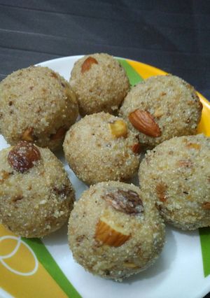 A picture of Rava laddu.