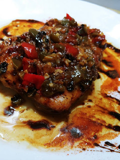 Una foto de Muslo de pollo deshuesado al horno en salsa de verduras y soja