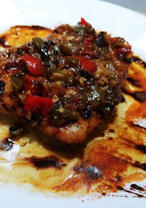 Una foto de Muslo de pollo deshuesado al horno en salsa de verduras y soja