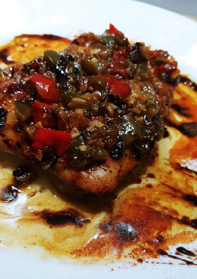 Una foto de Muslo de pollo deshuesado al horno en salsa de verduras y soja