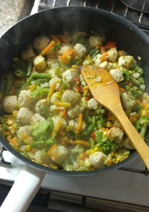 Una foto de Tacos con pollo y salteado de verduras