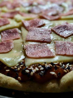 Una foto de PIZZA🍕Crocante a las🌿hierbas, con Jamón de Pavo🦃...!