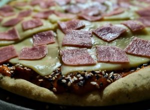 Una foto de PIZZA🍕Crocante a las🌿hierbas, con Jamón de Pavo🦃...!