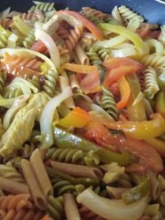 Una foto de Pasta con pimientos y lomo