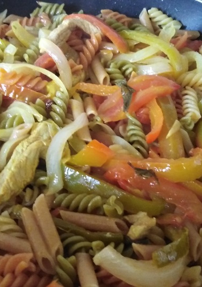Una foto de Pasta con pimientos y lomo
