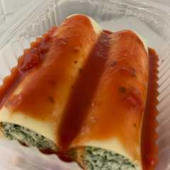Una foto de Envoltinis (falsos canelones) de ricotta y espinaca o acelga