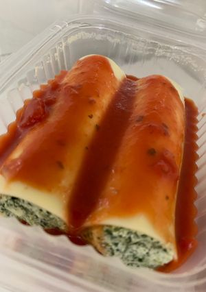 Una foto de Envoltinis (falsos canelones) de ricotta y espinaca o acelga