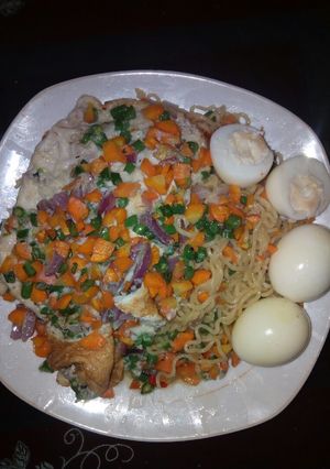 A picture of Indomie and egg cuisine.