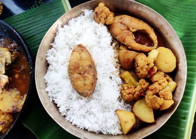 Alu foolkopi diye bhetki macher jhol/ barramundi fish curry