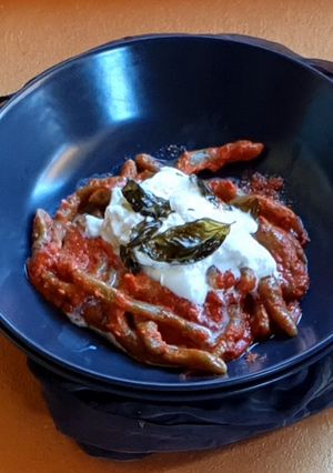 Foto di Trofie di farro ai due pesti,burrata e basilico fritto