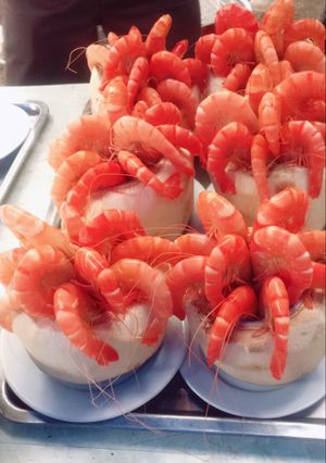 Hình của món Tôm om nước dừa.