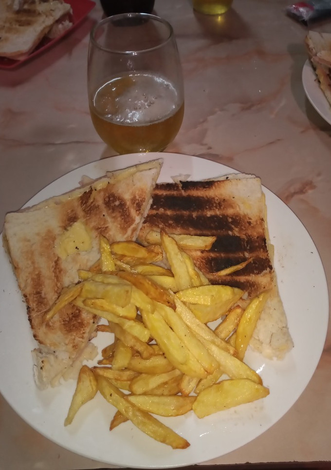 Una foto de Tostados de jamón y queso!